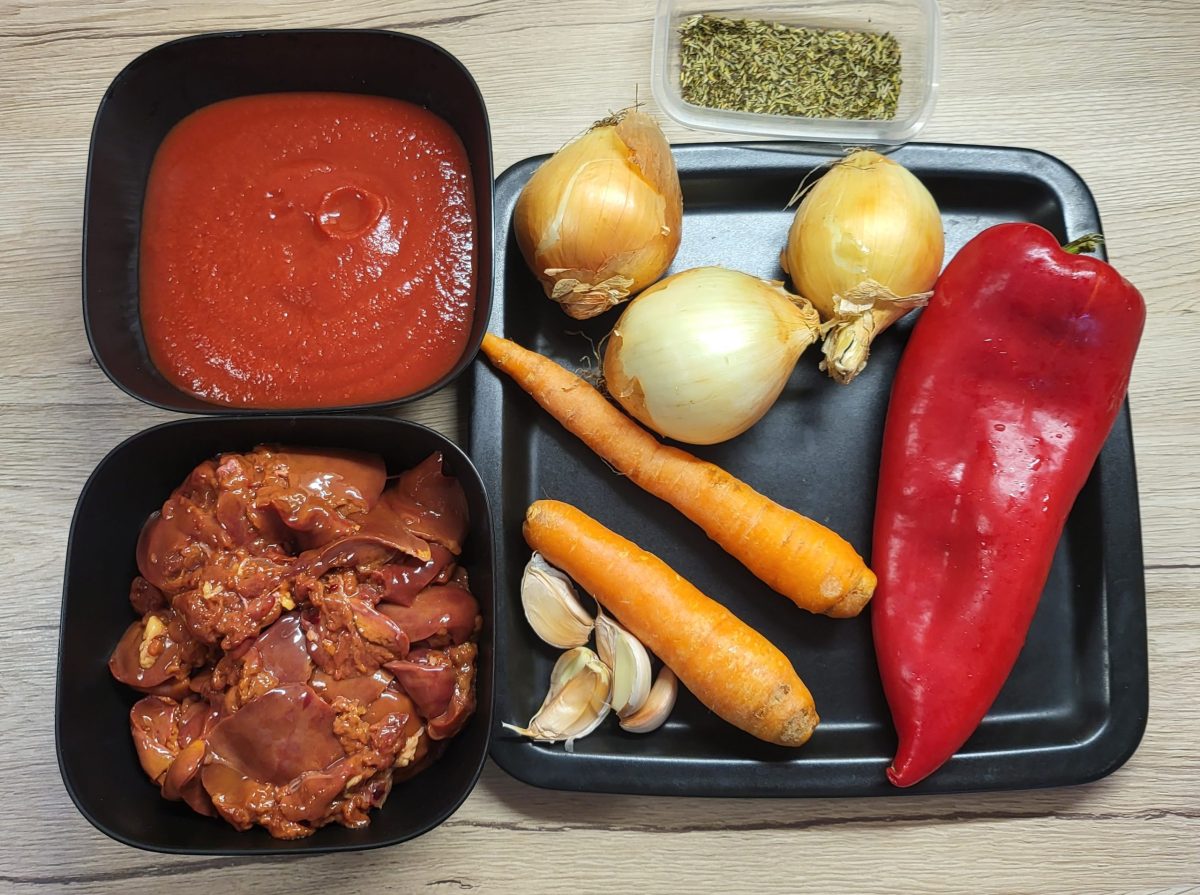 ingrediente ficatei de pui cu ceapa și sos de rosii