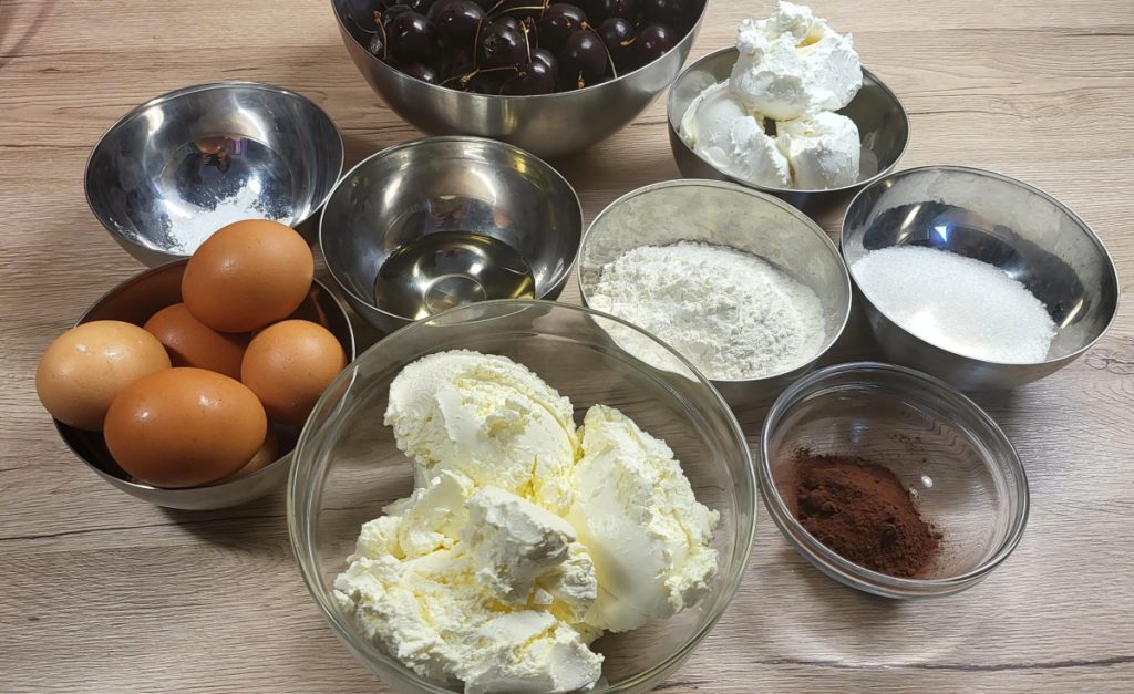 Prăjitură cu cireșe și cremă de mascarpone