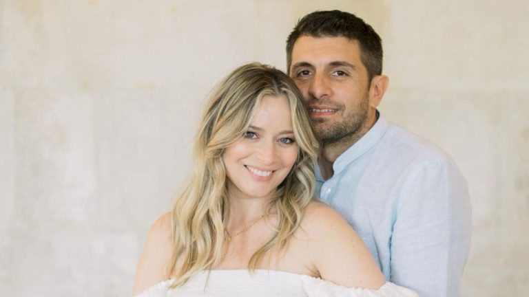 Laura Cosoi, pregătiri pentru botezul celei de-a treia fetițe. Cum arată invitația. Imaginea e adorabilă