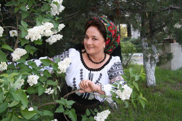 Laura Lavric, despre solistele care exagerează cu intervențiile estetice: ”Sunt de acord să-ți mărești buzele, dar nici să arate apoi ca doi crenvurști” EXCLUSIV