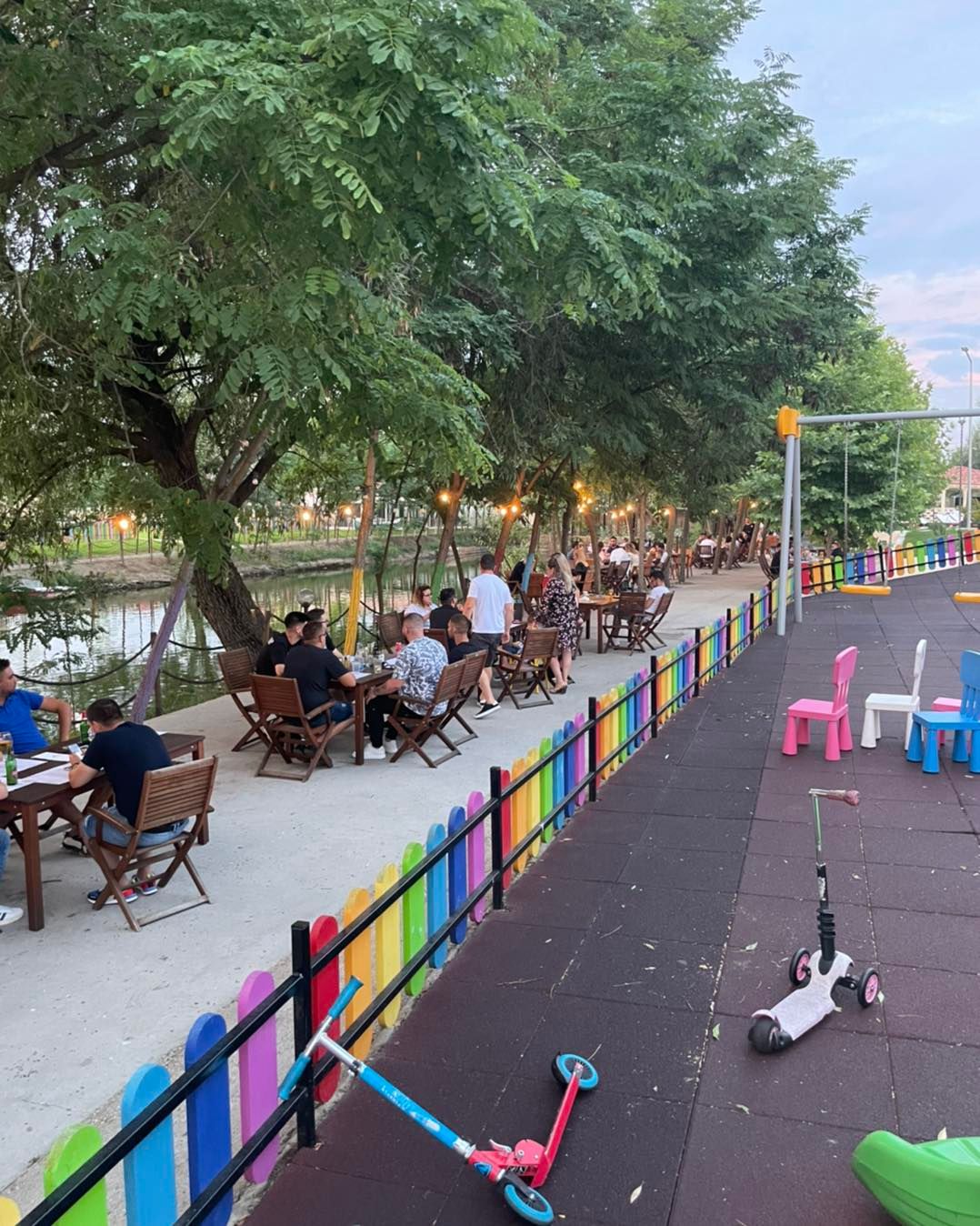 Loc de joacă și mese pentru părinți