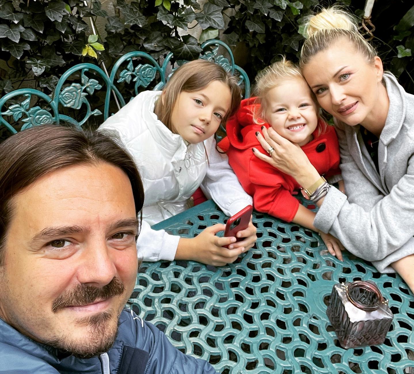 Elwira și Mihai Petre, alături de cele două fiice ale lor, Catinca și Ariana