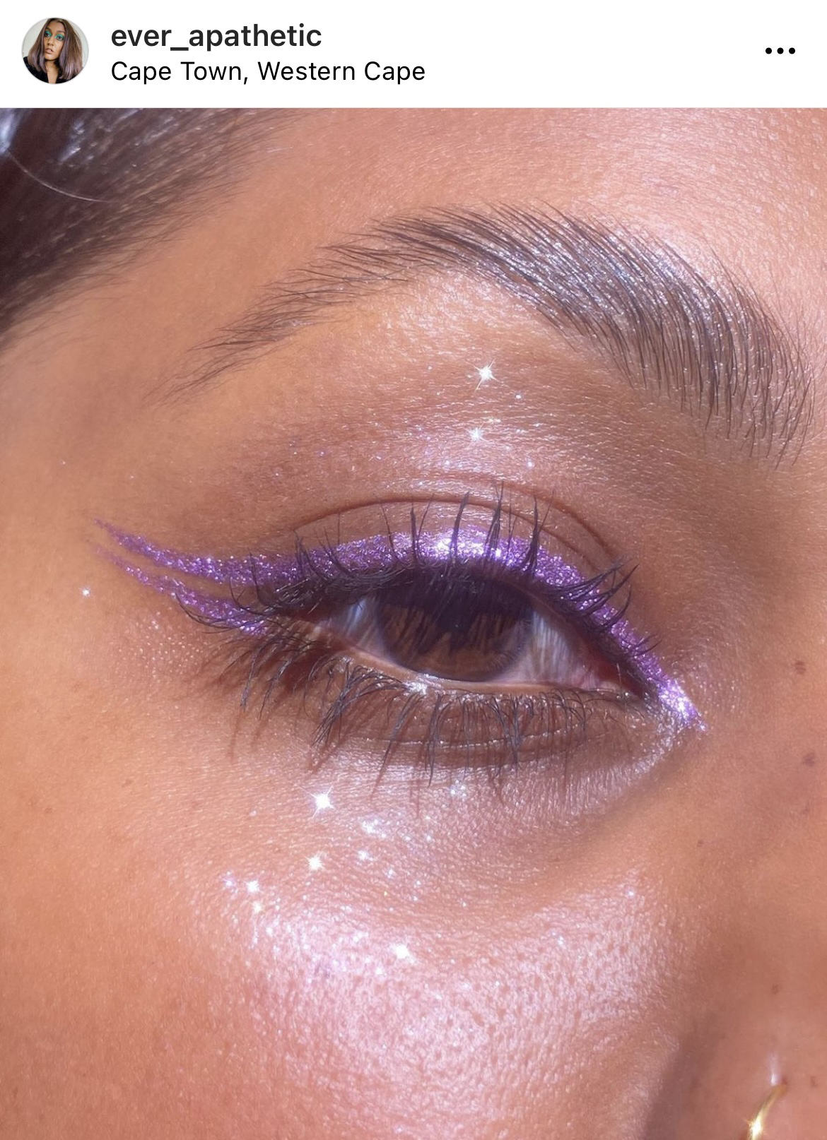 Glitter lila pe post de creion de ochi