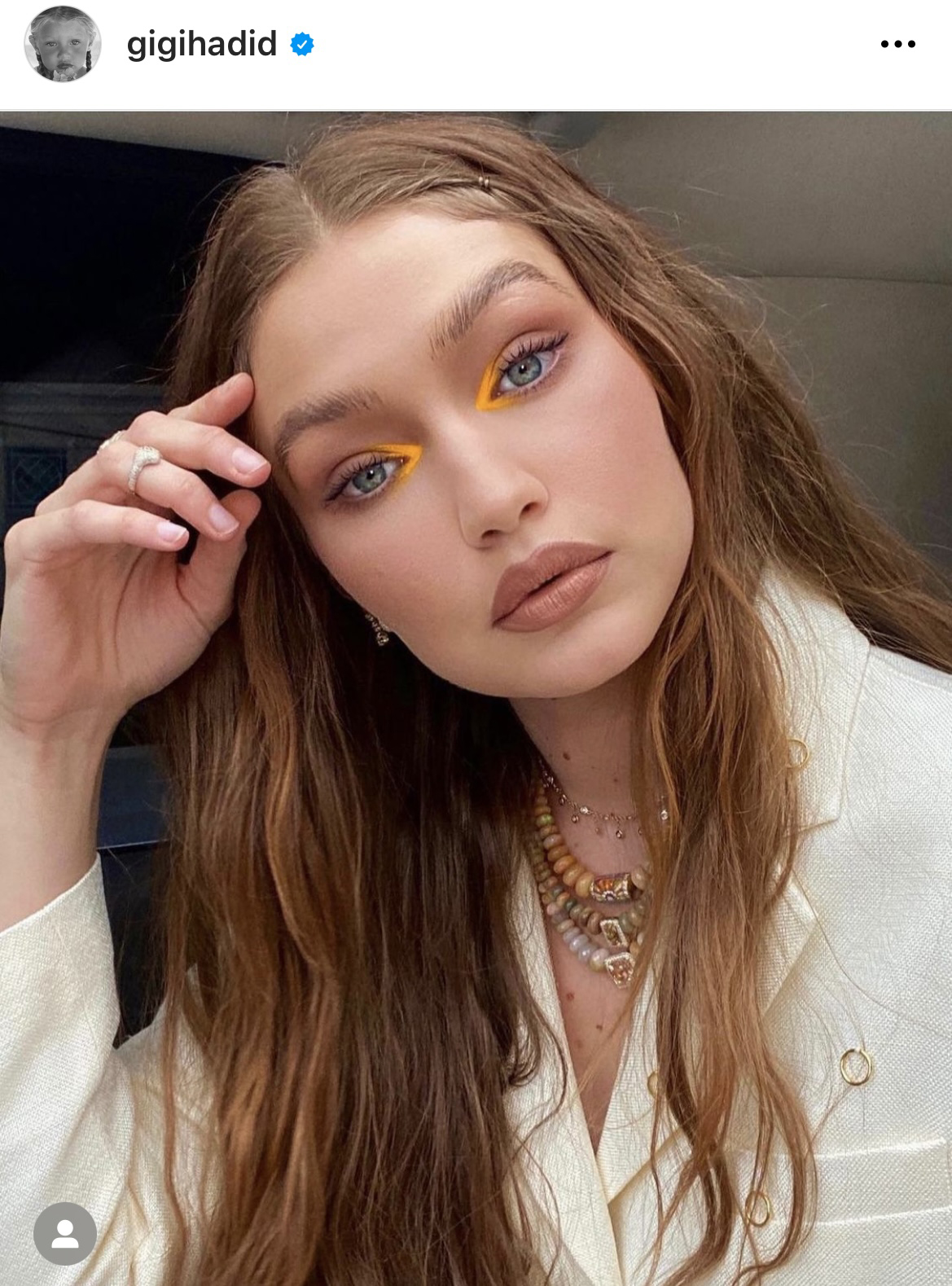 Machiaj cu accente neon