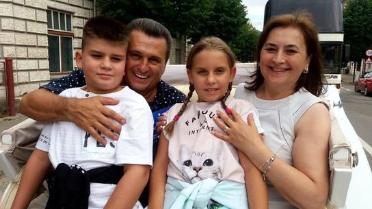 Nea Marin și soția sa, Mioara, împreună cu cei doi nepoți