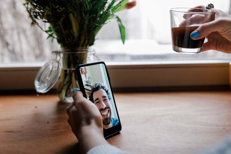 Poate rezista o relație la distanță? De ce are nevoie de fapt ca să funcționeze. 7 sfaturi