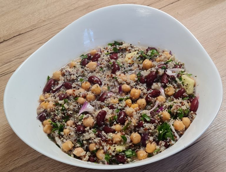 Salată cu quinoa, fasole roșie și năut. Salată fitness proteică