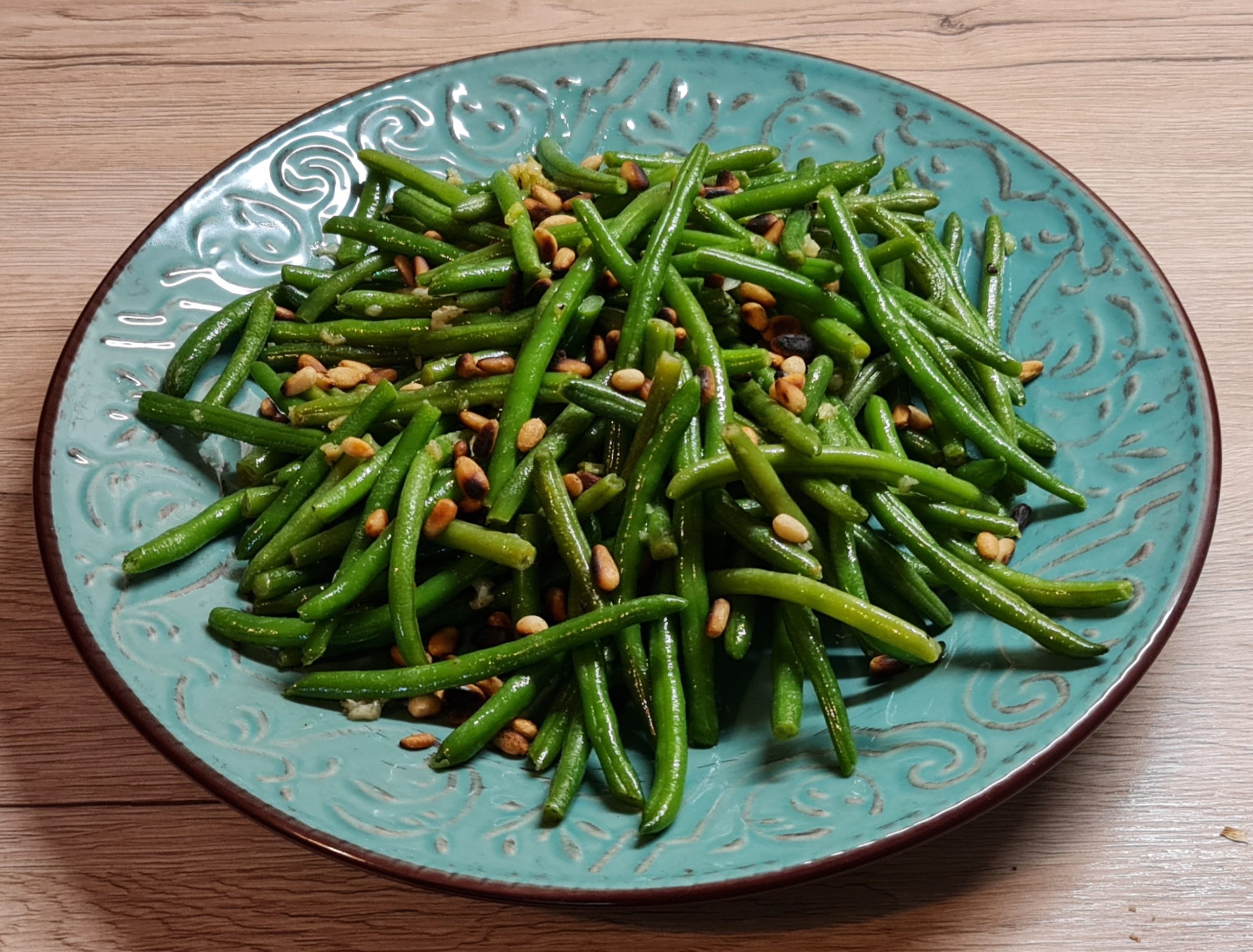 salata de fasole verde cu usturoi si seminte de pin