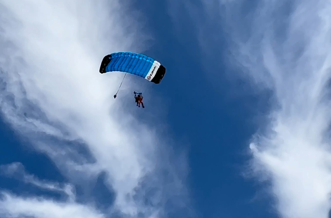 A sărit cu parașuta de ziua ei