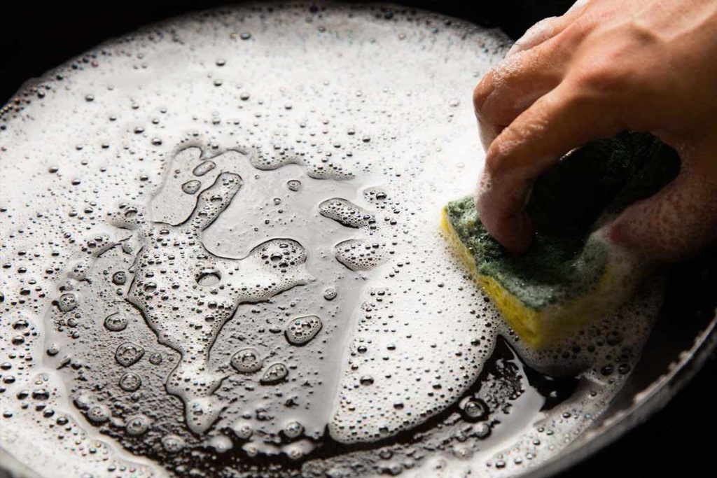 3 trucuri pentru a curăța arsura de pe tigăi