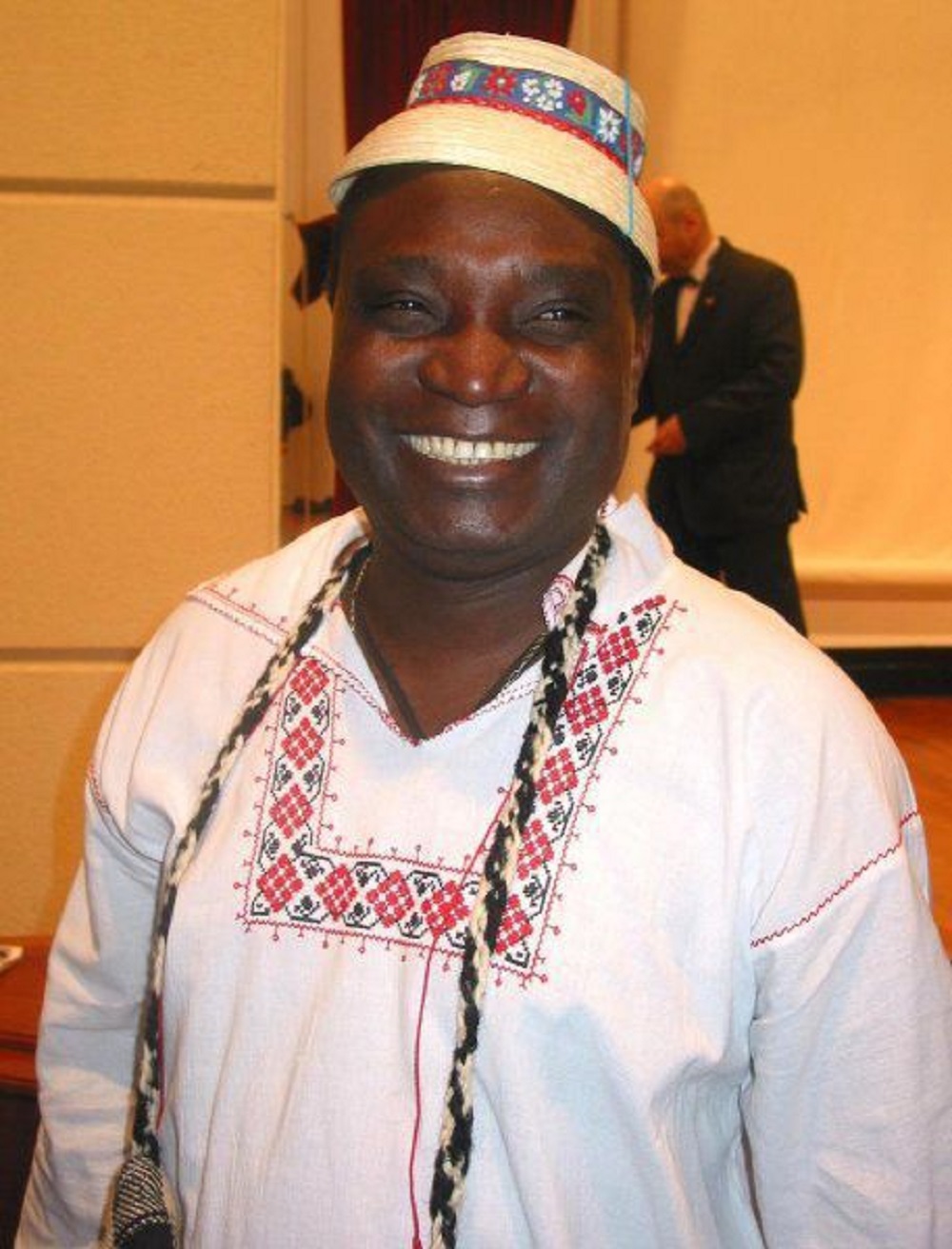 Victor Yila este actor, solist și profesor de franceză