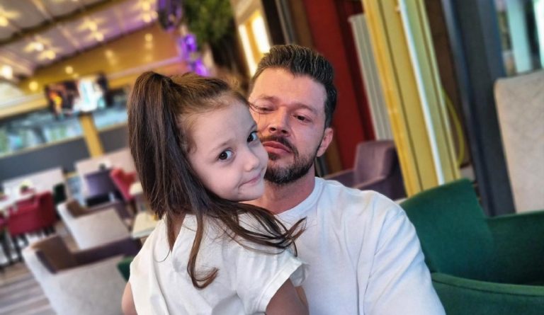 Victor Slav încearcă să țină pasul cu fiica lui, Sofia: „Învăț să înot odată cu ea. Abia aștept să o văd în prima zi de școală. O să am emoții, dar nu o să plâng” EXCLUSIV