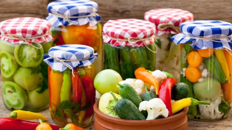 Când se pun murăturile, de fapt. Trucuri ca să reziste mai mult timp la iarnă