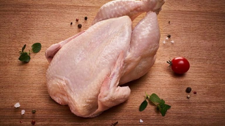 Ce să adaugi în apa în care gătești carnea de pui. Așa va fierbe de două ori mai repede. Și bunicile apelau la acest truc