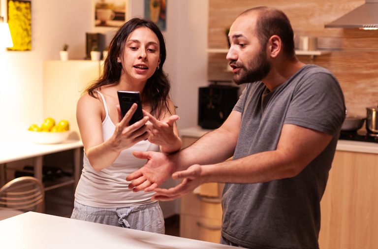 Ce ascunde nevoia de control, de fapt. 5 semne care arată că ai depășit limita