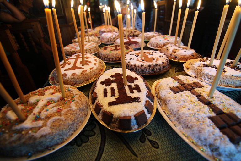 Ce parastase se fac după deces la ortodocși. Când se fac pomeni și ce este bine să împarți