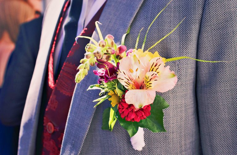 Cine pune floarea nașului. Se mai pun flori în piept la nunta în 2022