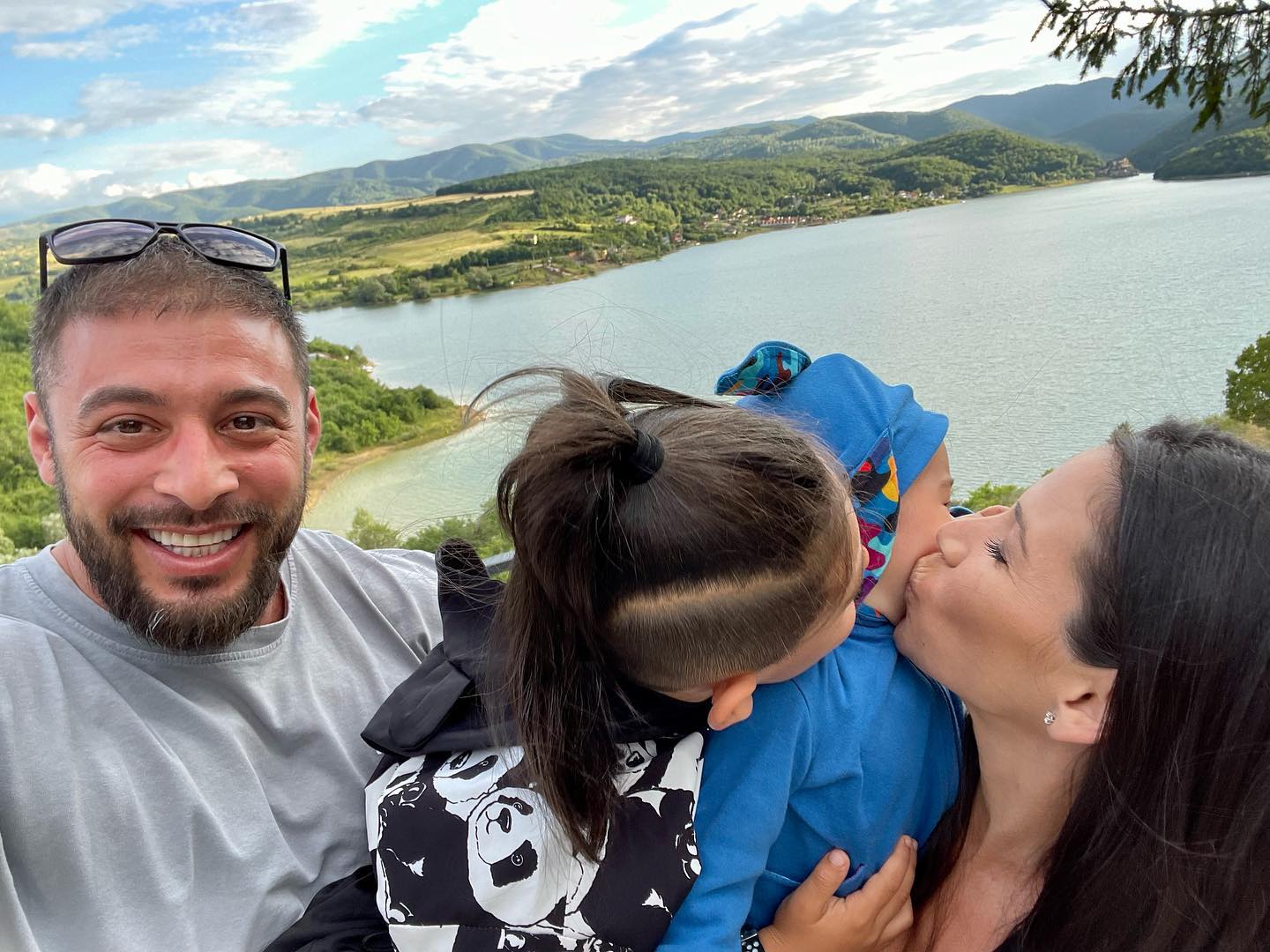 Roxana Vancea, împreună cu soțul și copiii