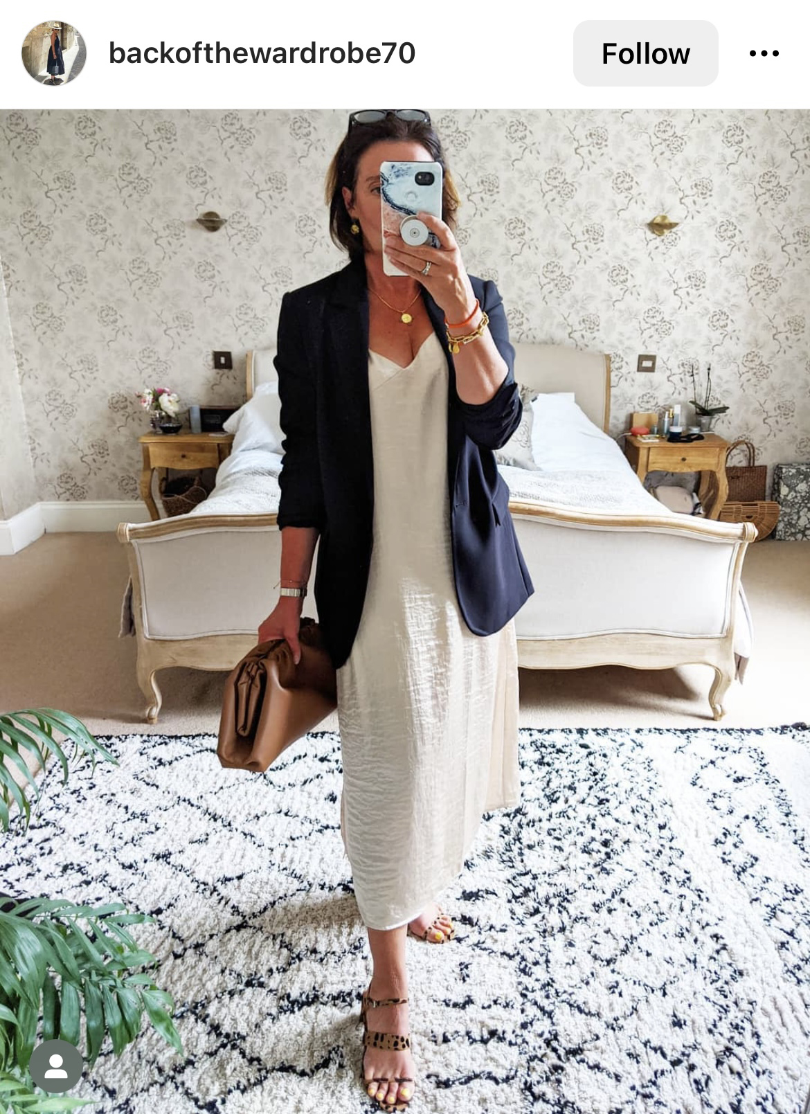 Cum porți cu stil o rochie tip lenjerie din satin