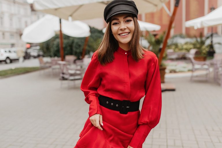 Cum porți cu stil o rochie tip lenjerie din satin. Cu ce trebuie să o accesorizezi ca să arăți spectaculos