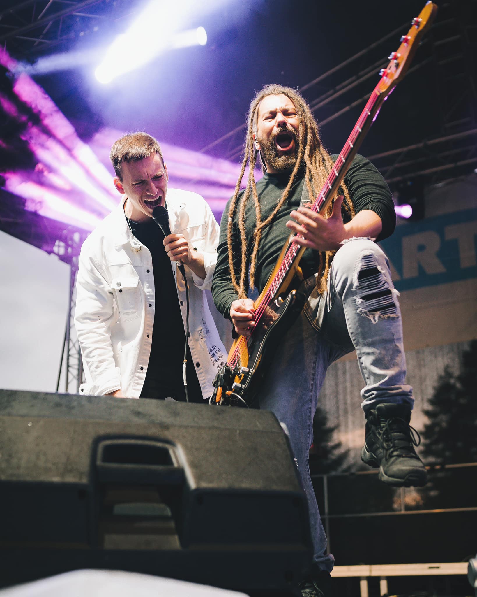 Denis (THe Motans) iubește foarte mult chitara