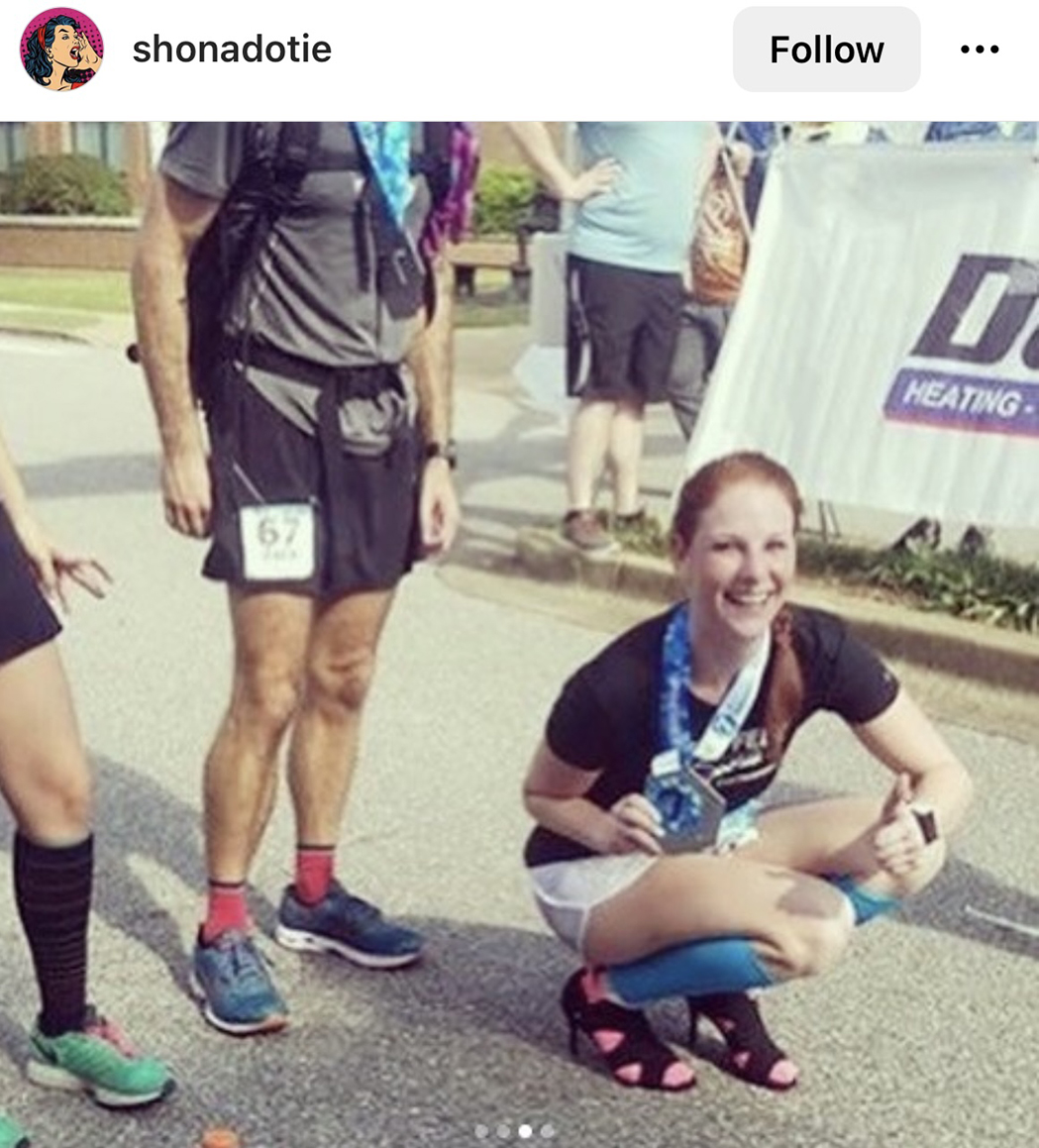 Ea e femeia care a alergat 40 de kilometri pe tocuri stiletto