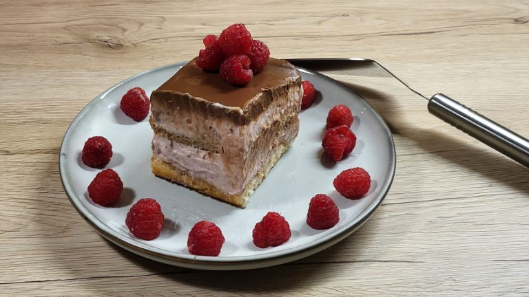 Prăjitură cu mascarpone, lapte condensat și cremă de zmeură. Nu are nevoie de coacere