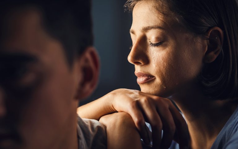 Singurătate în doi. Semne clare că ai ajuns în această situație, cum o tratezi