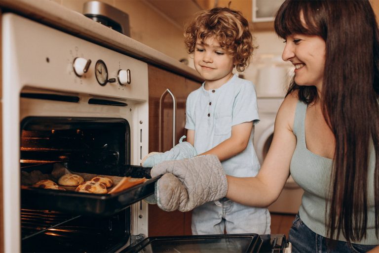 Trucul care reduce timpul de gătire și scade considerabil consumul de curent. Ce trebuie să facă toate gospodinele când folosesc cuptorul electric