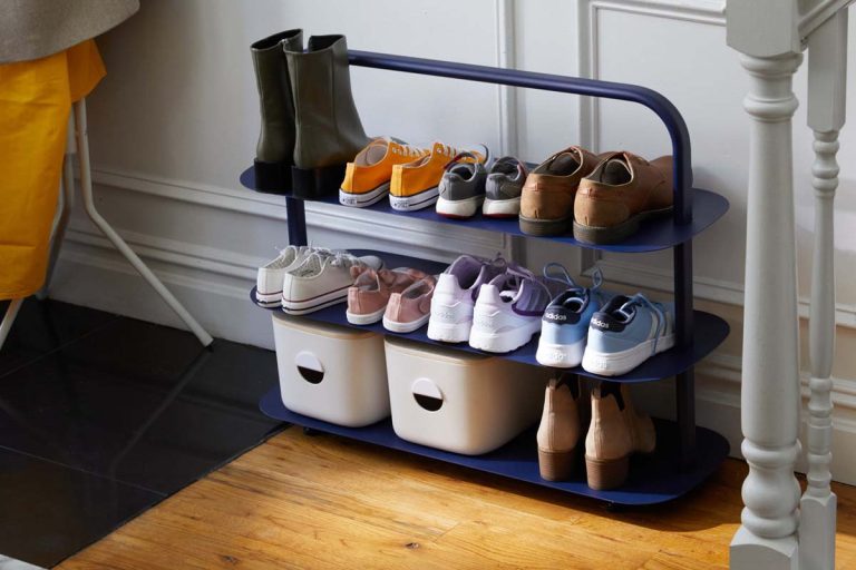 Amestecul ieftin care te scapă pentru totdeauna de mirosul neplăcut al pantofilor. Trucul pe care trebuie să îl știi