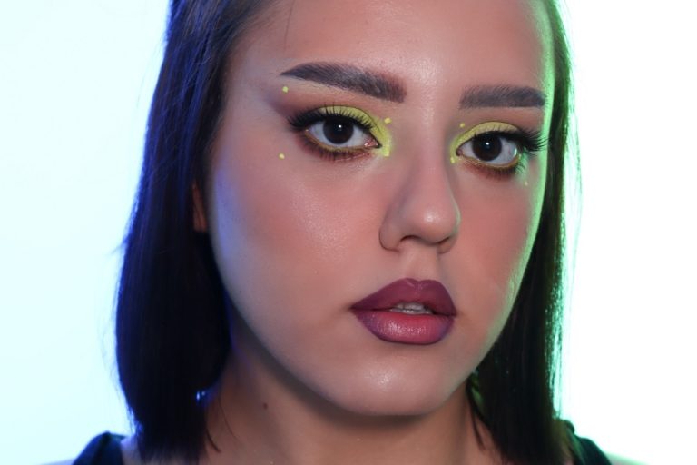 Vreți să fiți în centrul atenției, la petreceri? Claudia Preduca, make-up artist, ne învață cum să realizăm un machiaj de seară îndrăzneț: „Putem folosi culori vibrante. Și un ruj negru”. EXCLUSIV