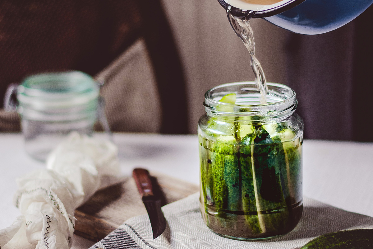 Condimentul special pe care este bine să îl pui în borcanele cu castraveți