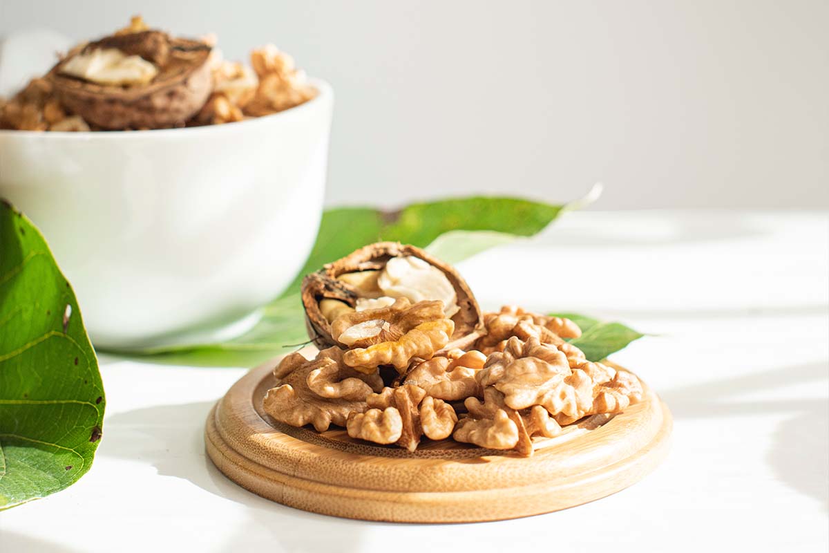 Cum poți să cureți ușor și rapid nucile de coajă