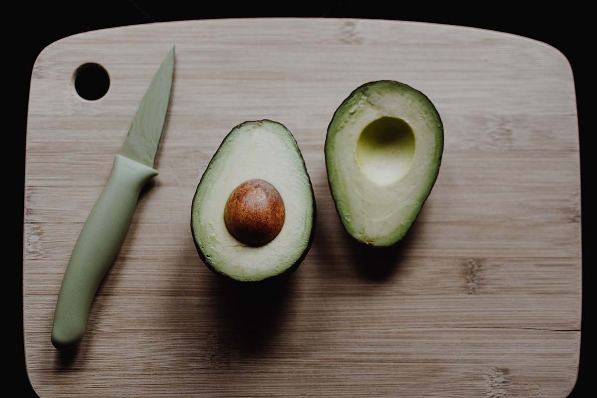 De ce nu e bine să folosești un cuțit metalic pentru a tăia un avocado?