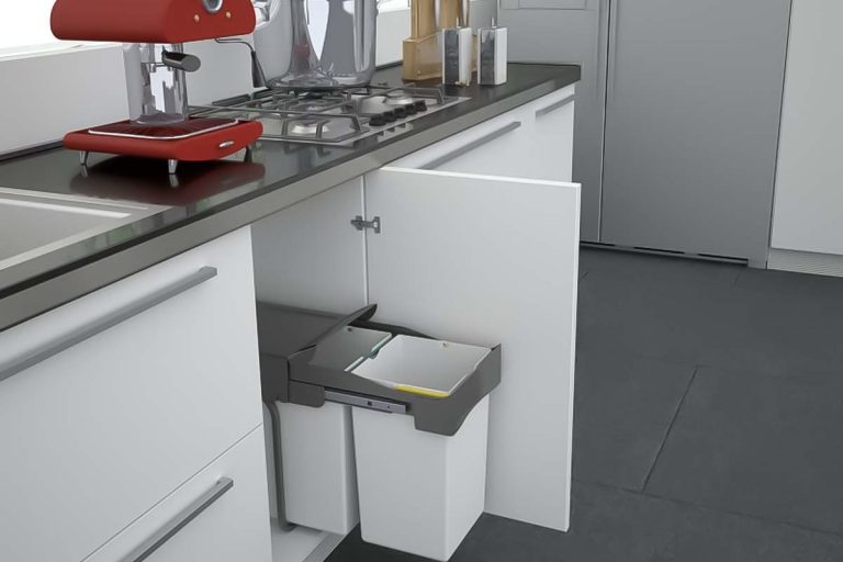 De ce să pui o lingură de bicarbonat de sodiu în coșul de gunoi. Trucul nebănuit