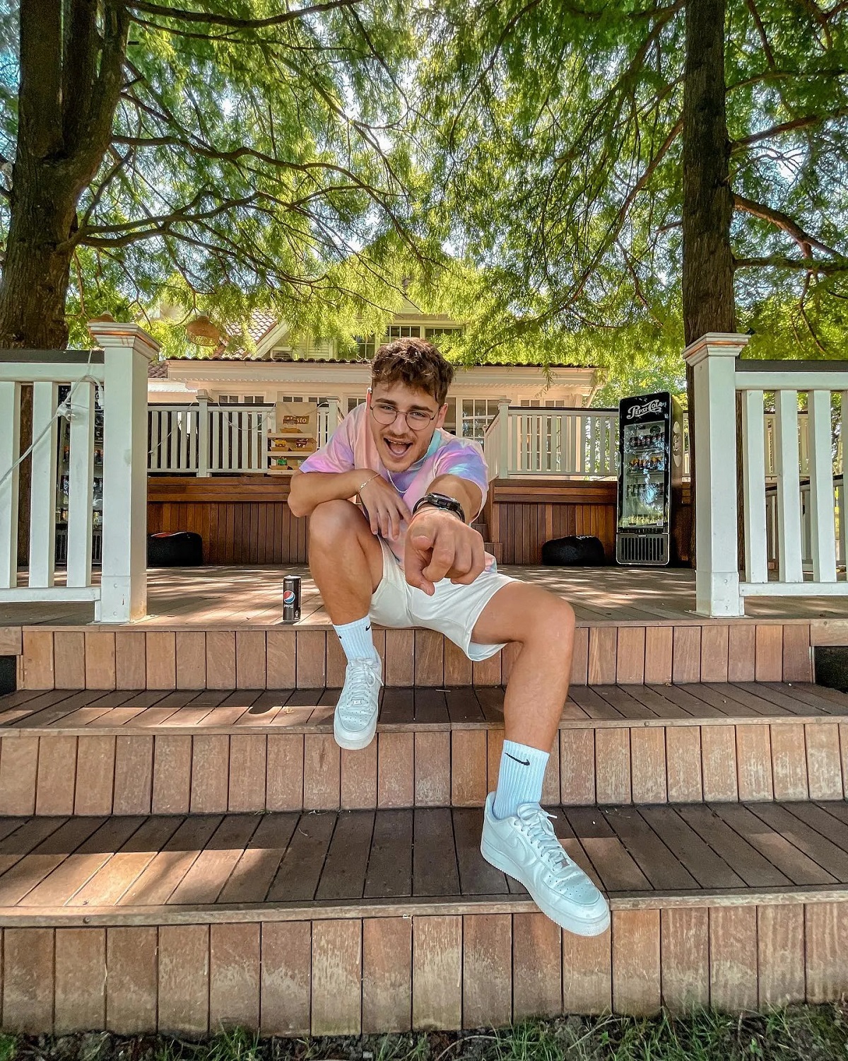 Denis a renunțat la facultate, pentru a câștiga bani frumoși din social media