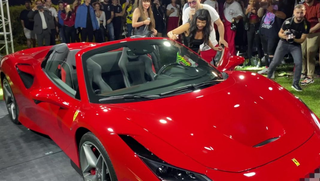 Inna a primit cadou un Ferrari F8 Spider din partea Global Records