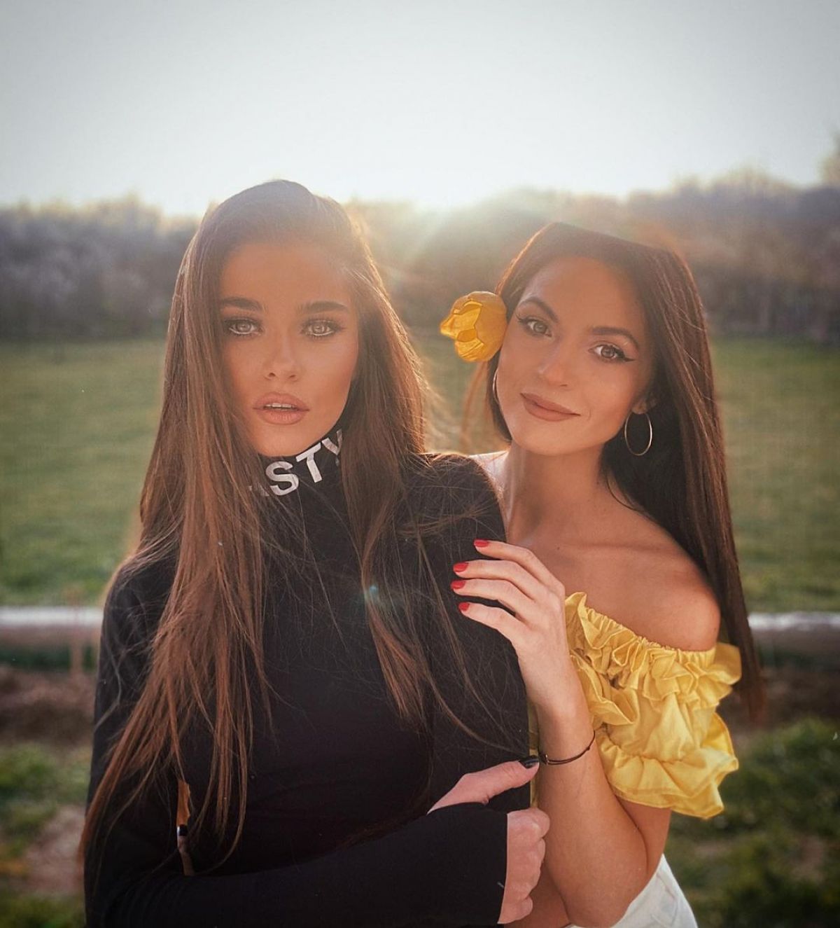 Thheo Rose și sora sa, Raluca