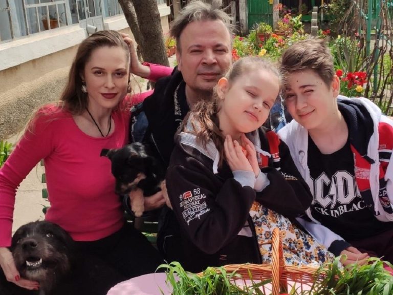 Tăticul Dan Helciug răsuflă ușurat, chiar dacă s-au scumpit rechizitele: ”Am cumpărat, acum doi ani, o jumătate de librărie. Dăm și la alții!”. Exclusiv fotografii amuzante cu solistul și copiii lui