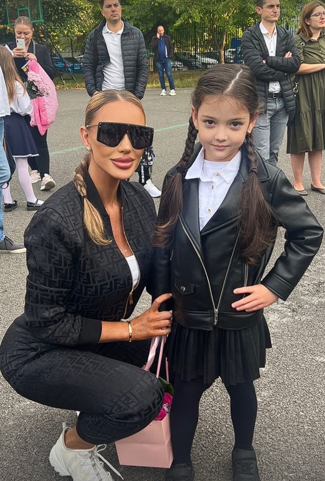 Fiica Biancăi Drăgușanu și a lui Victor Slav, prima zi de școală