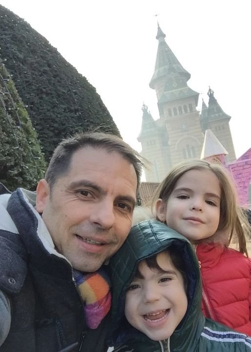 Dan Negru este cel mai bogat prezentator tv, dar copiii lui învață tot la o școală de cartier