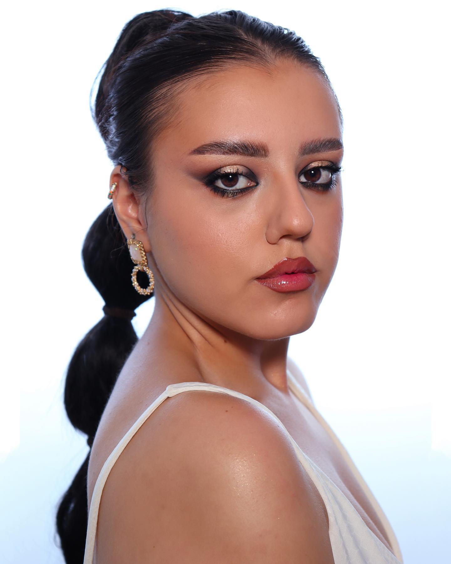 Cum să realizăm un machiaj discret, pentru liceu, în maximum 10 minute