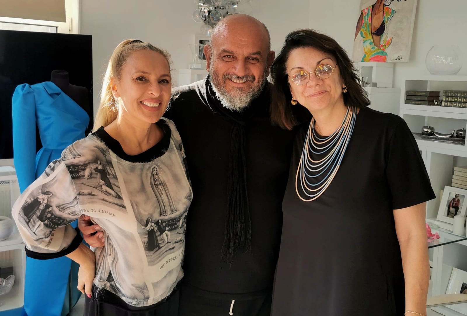 Carmen Tănase, răsfățată de pisicile de acasă, după o zi încărcată la filmările pentru serialul ”Clanul”