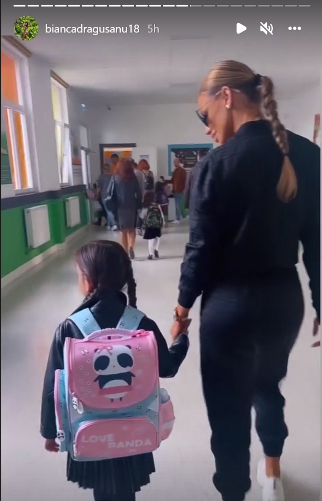 Fiica Biancăi Drăgușanu și a lui Victor Slav, prima zi de școală