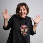 Carmen Tănase, răsfățată de pisicile de acasă, după o zi încărcată la filmările pentru serialul ”Clanul”