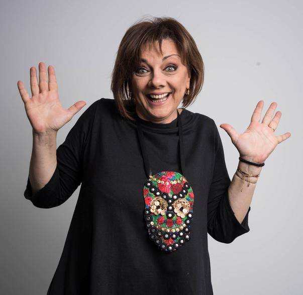 Carmen Tănase, răsfățată de pisicile de acasă, după o zi încărcată la filmările pentru serialul ”Clanul”