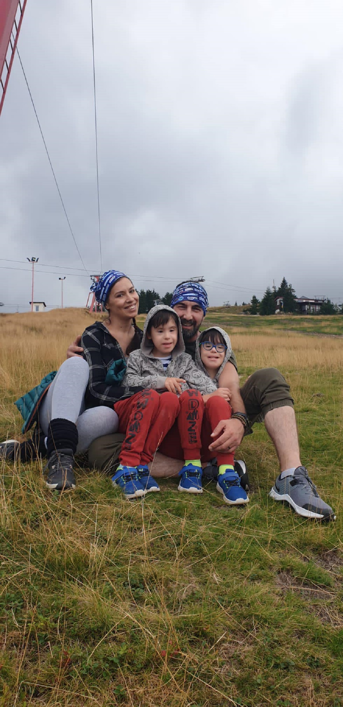 Alături de băieții lor, care le aduc multă bucurie