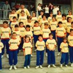 Alina, în Minisong, în rândul de jos ( a treia din stânga)