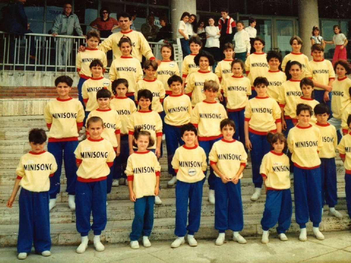 Alina, în Minisong, în rândul de jos ( a treia din stânga)