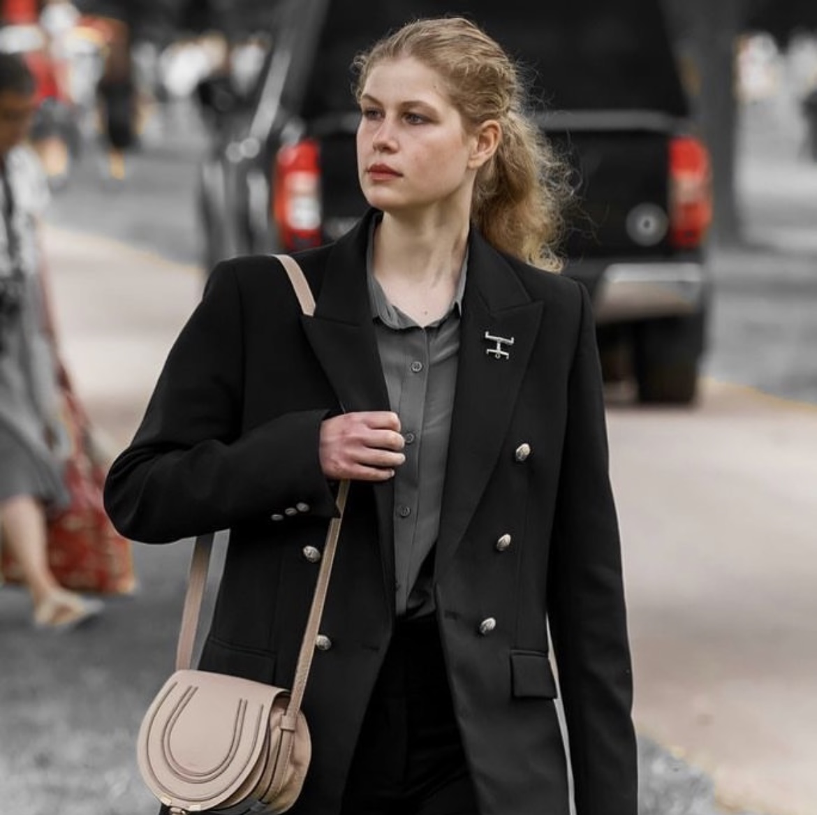 Nepoata Reginei, Lady Louise